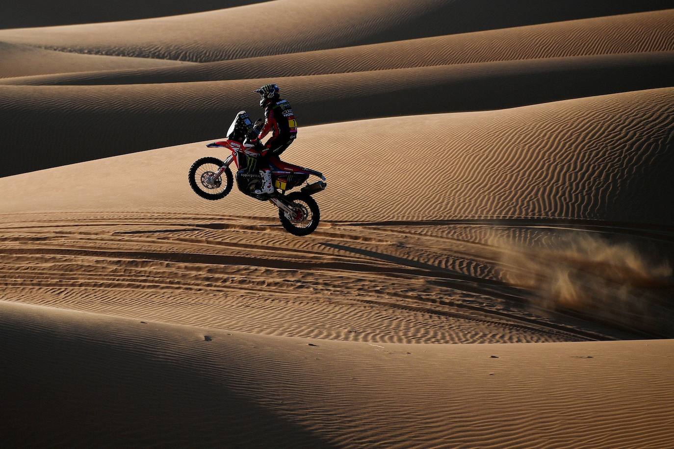 El piloto argentino de motos Kevin Benavides conduce su Honda mientras compite en la Etapa 7 entre Riad y Wadi Al Dawasir.