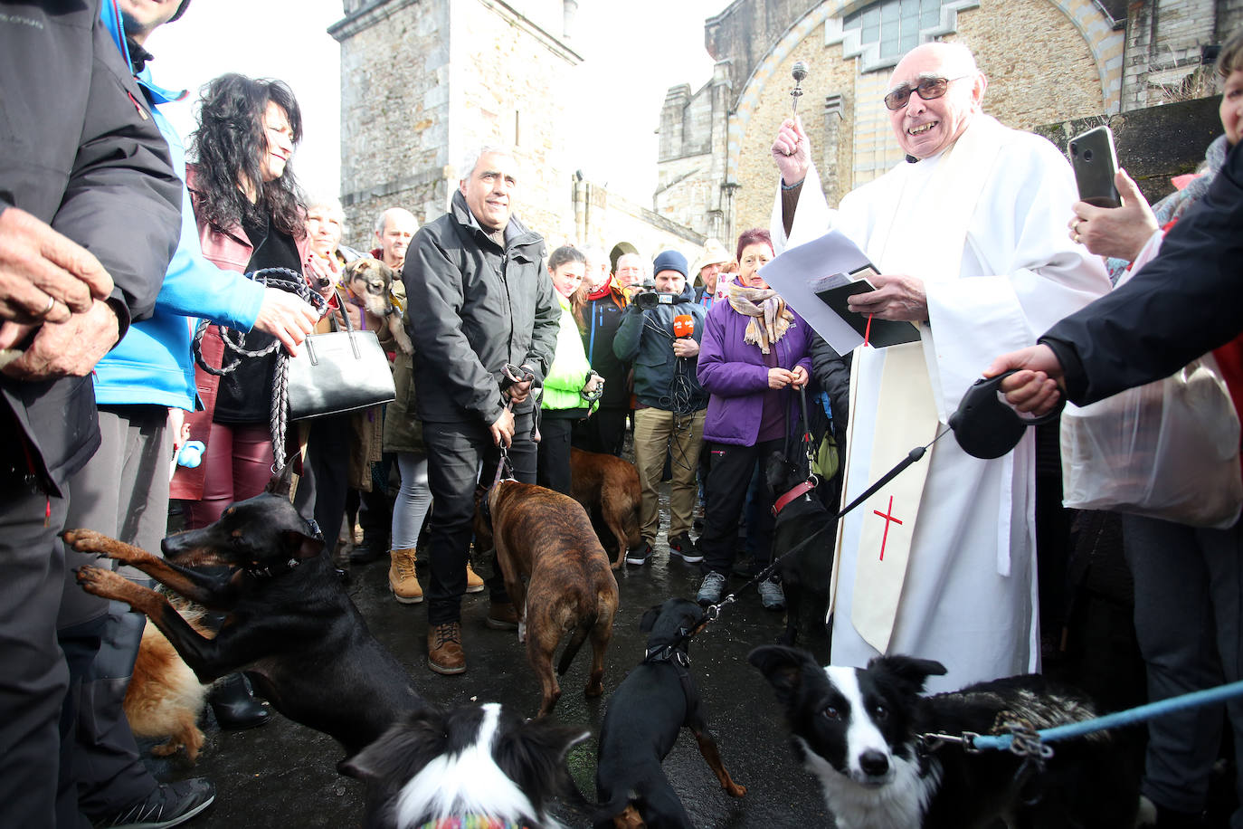Numerosos fieles acudieron a Urkiola en el día de San Antonio para bendecir a sus mascotas.