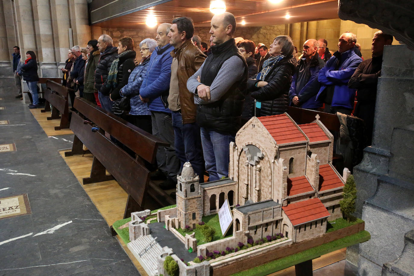 Numerosos fieles acudieron a Urkiola en el día de San Antonio para bendecir a sus mascotas.