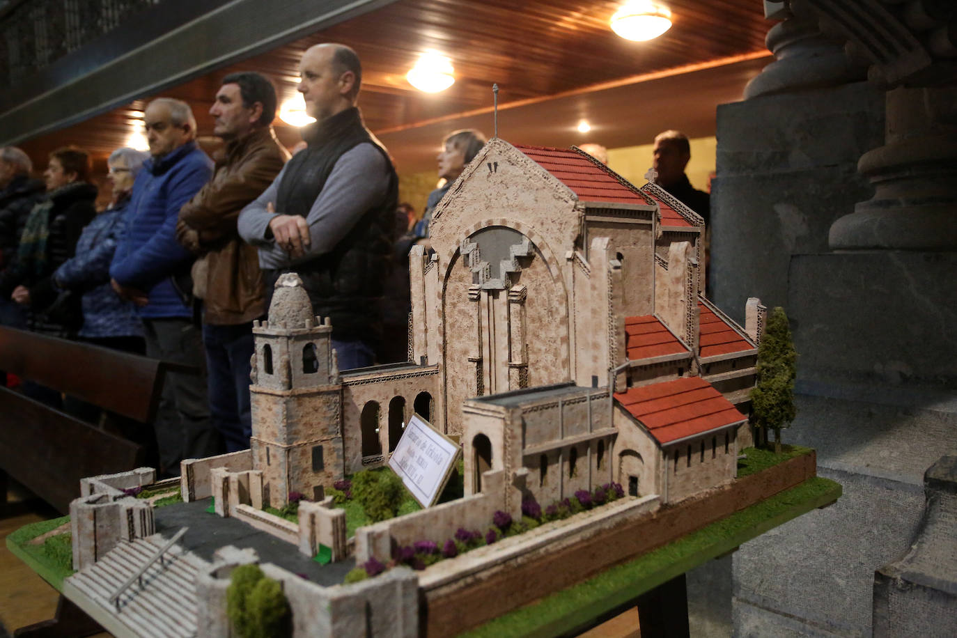 Numerosos fieles acudieron a Urkiola en el día de San Antonio para bendecir a sus mascotas.