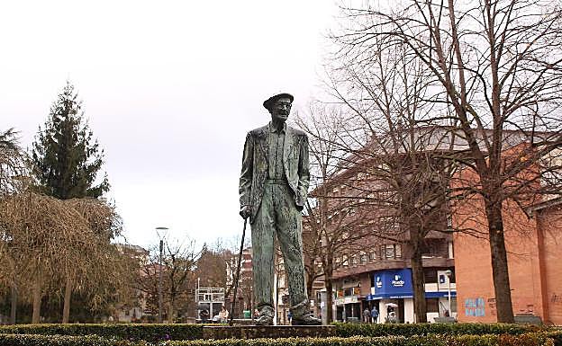 La estatua que le recuerda en la plaza Lamuza, cerca de donde vivió sus últimos años. 
