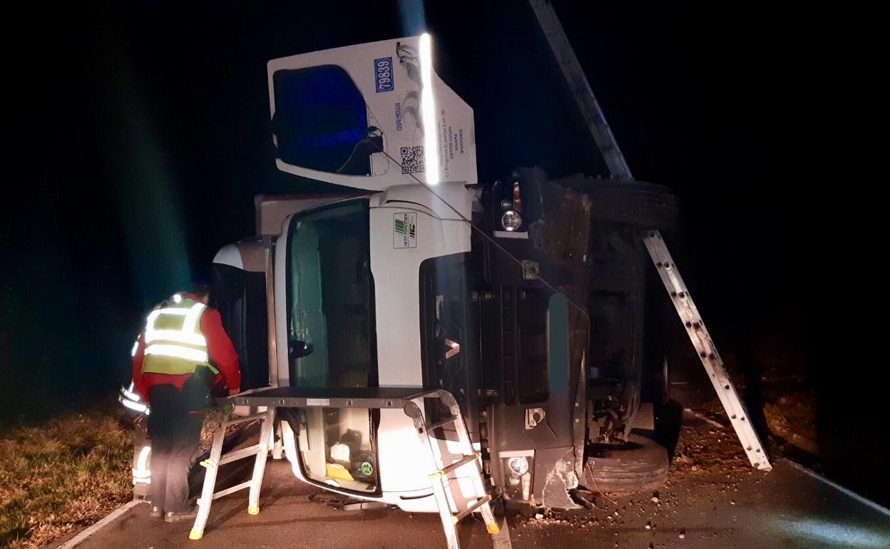 El camión ha volcado esta madrugada en el municipio alavés de Lantarón.