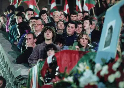 Imagen secundaria 1 - El funeral en Santutxu fue multitudinario.