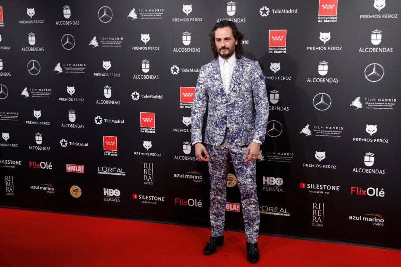 Asier Etxeandía marcó la diferencia en lo que se refiere a looks masculinos, con este acertado traje estampado que combinó con camisa blanca.