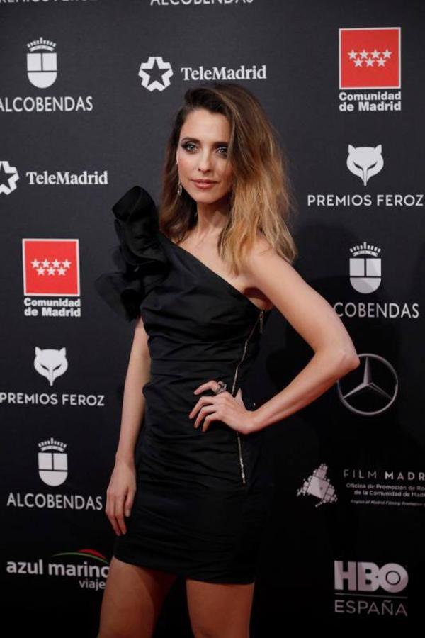 Leticia Dolera prefirió este acertado vestido corto con escote asimétrico y rematado con volante en color negro.