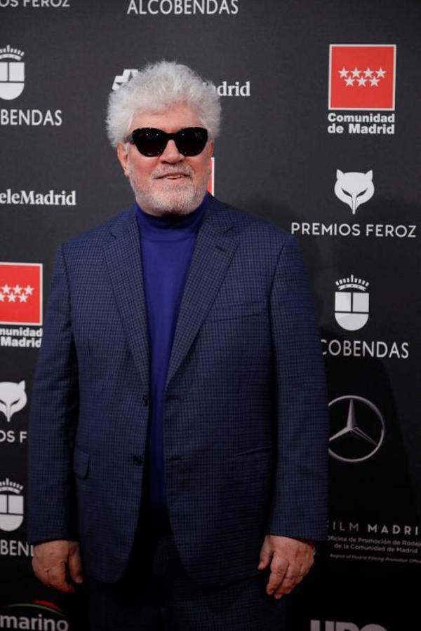 Pedro Almodóvar se decantó por este traje azul con jersey de cuello subido y sus ya míticas gafas de sol.