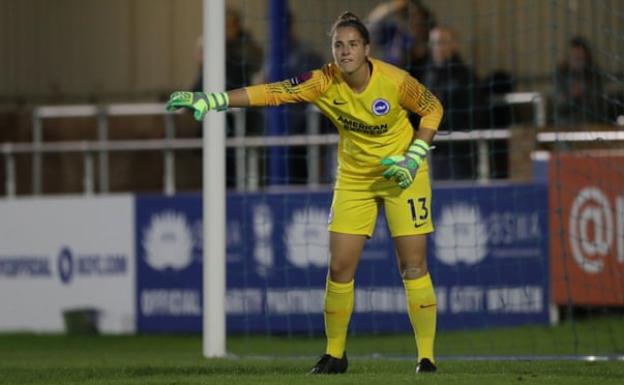 La portera Lucy Gillet defendiendo la meta de su equipo, el Crystal Palace. 