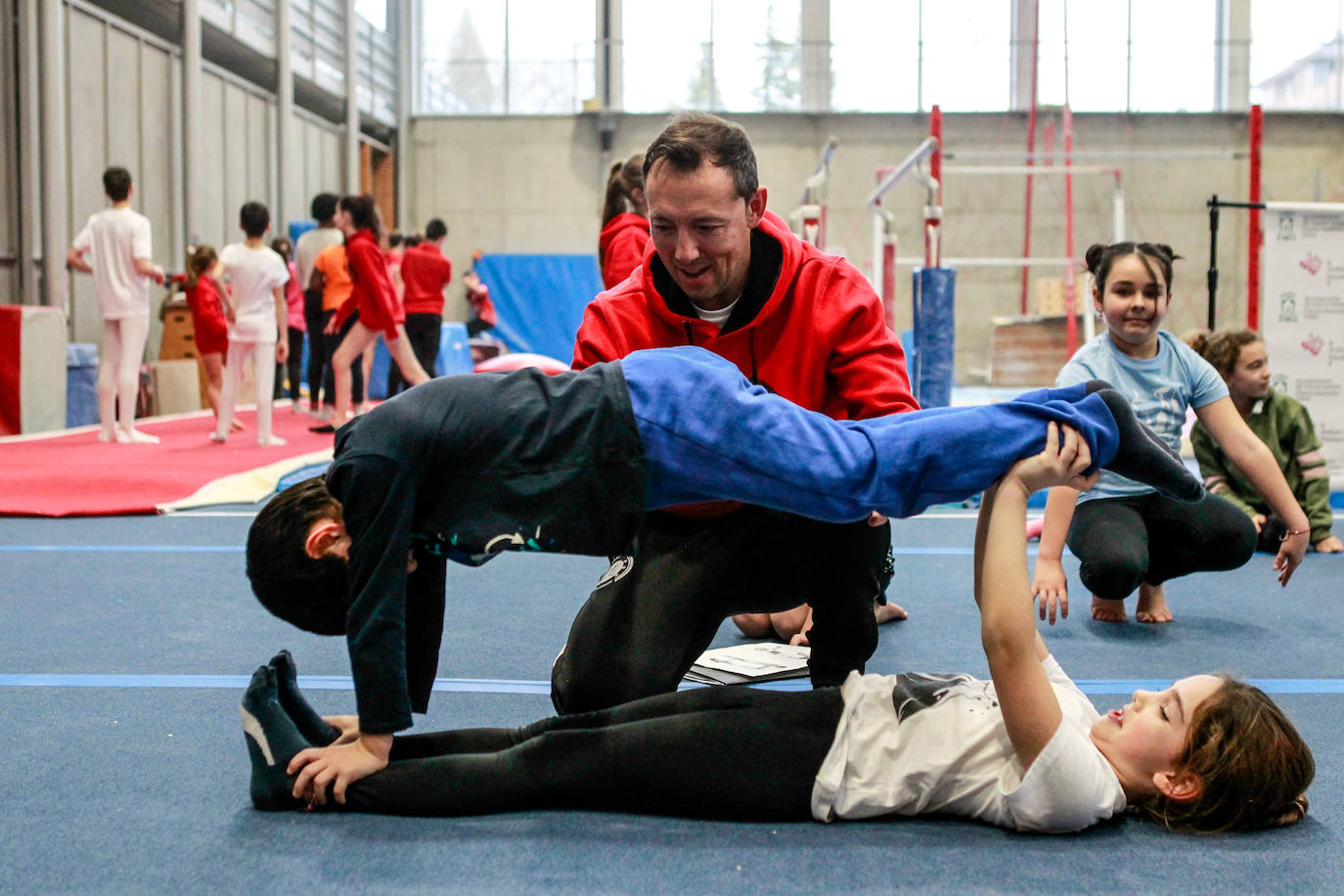 Un gimnasta, en pleno ejercicio. 