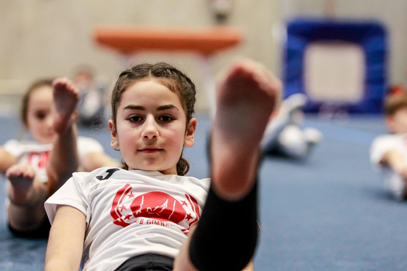 Un gimnasta, en pleno ejercicio. 
