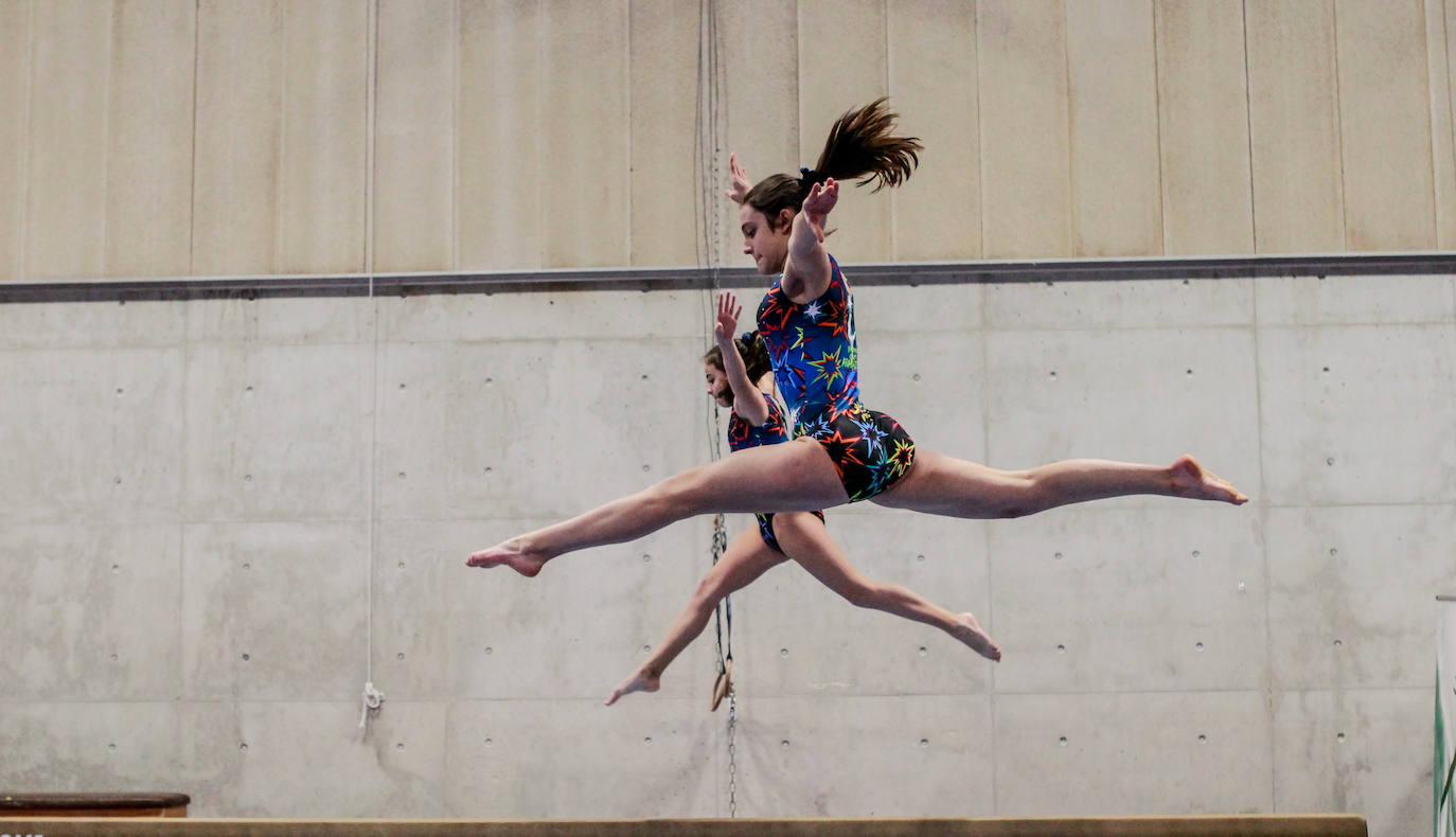 Un gimnasta, en pleno ejercicio. 