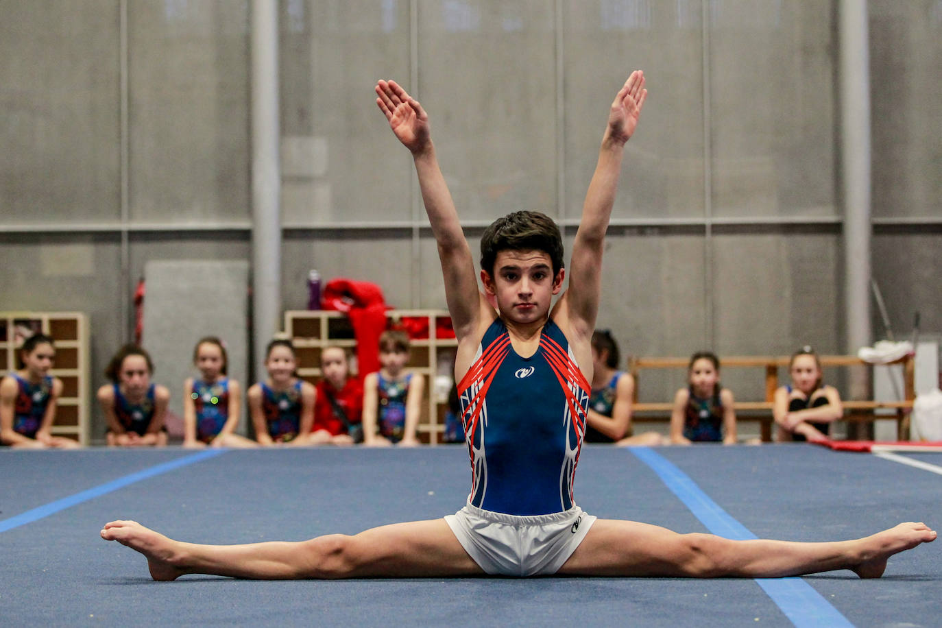 Un gimnasta, en pleno ejercicio. 