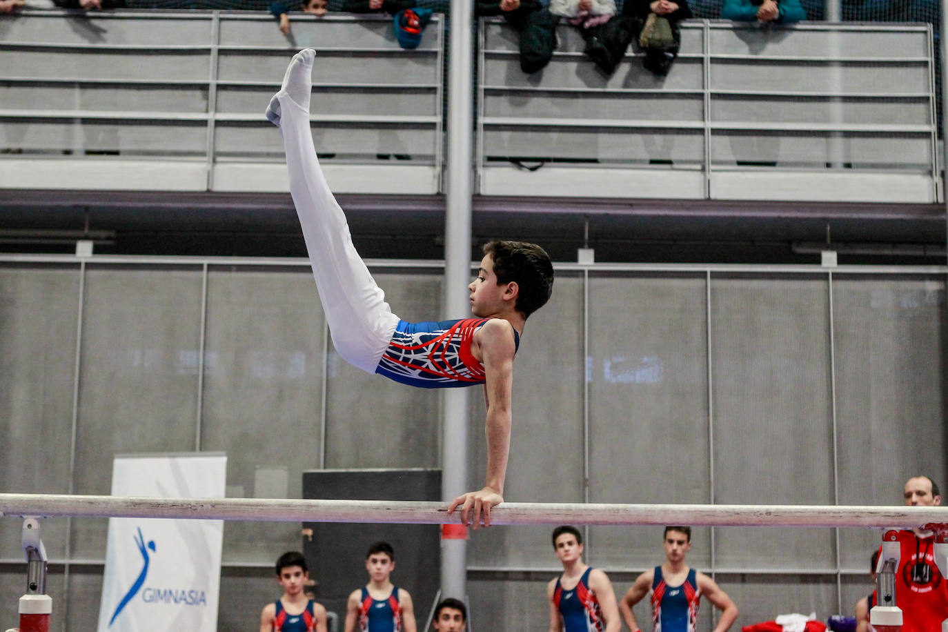 Un gimnasta, en pleno ejercicio. 