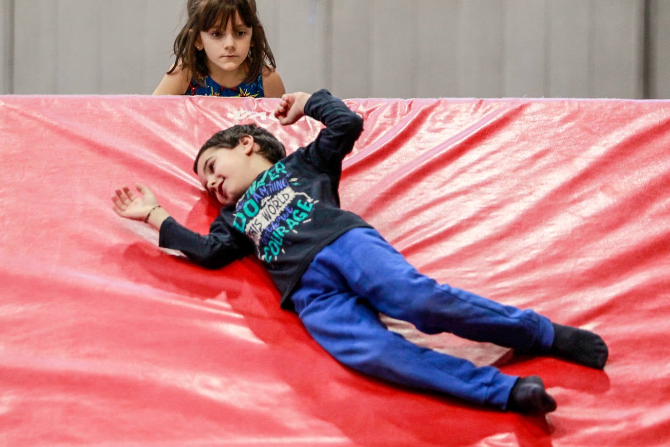 Un gimnasta, en pleno ejercicio. 