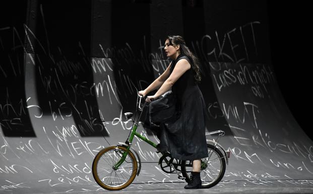 Imagen principal - Manuela Uhl, en el papel de Senta, se anima a cantar mientras pedalea en el segundo acto. El tenor Kristian Benedikt encarna al novio de Senta, que está obsesionada con el holandés (a la derecha).