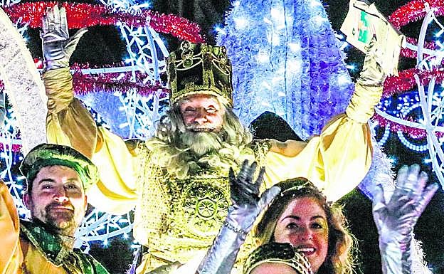 El rey Melchor, desde su trono móvil con los pajes en la pasada cabalgata vitoriana.