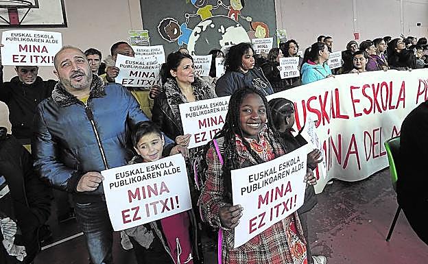 Las familias de alumnos de Mina del Morro contaron ayer con el apoyo de padres de la ikastola Karmelo y la escuela Luis Briñas, los tres centros de Santutxu.