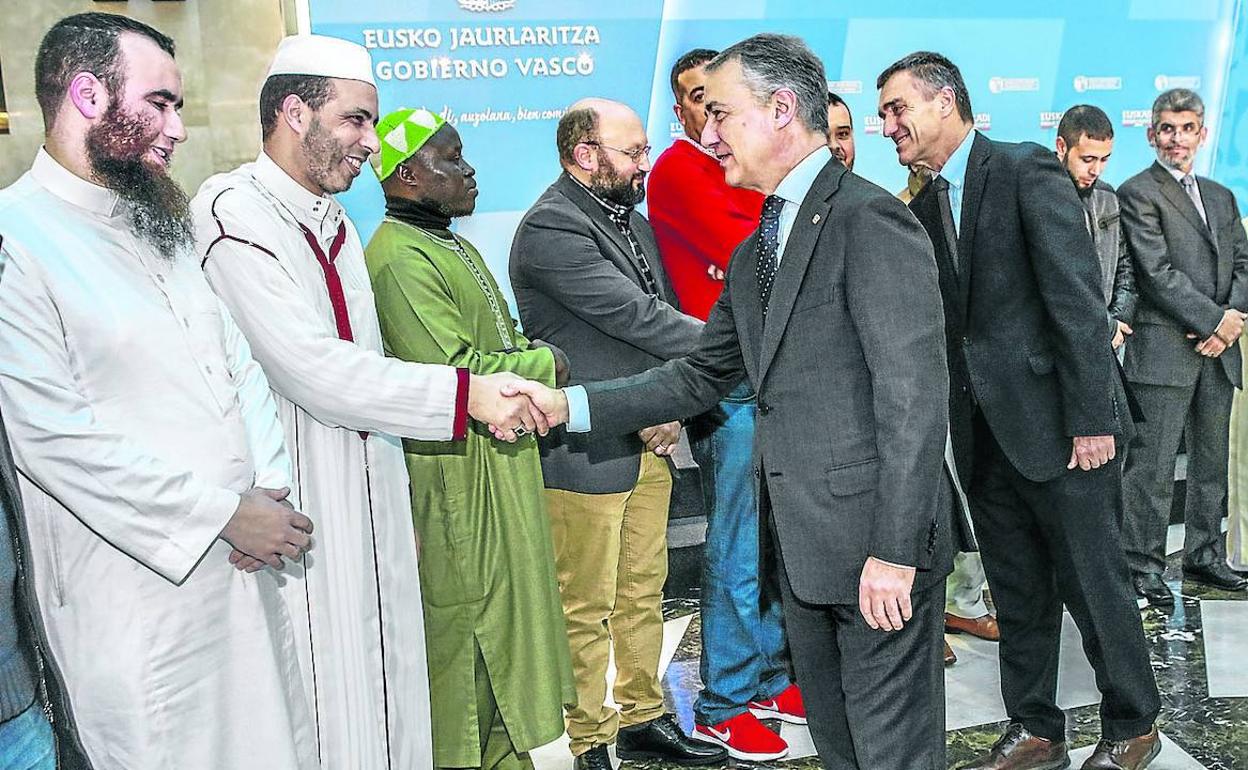 El lehendakari y Jonan Fernández saludan a los imanes de las mezquitas de Euskadi, que se reunieron con el Gobierno vasco.