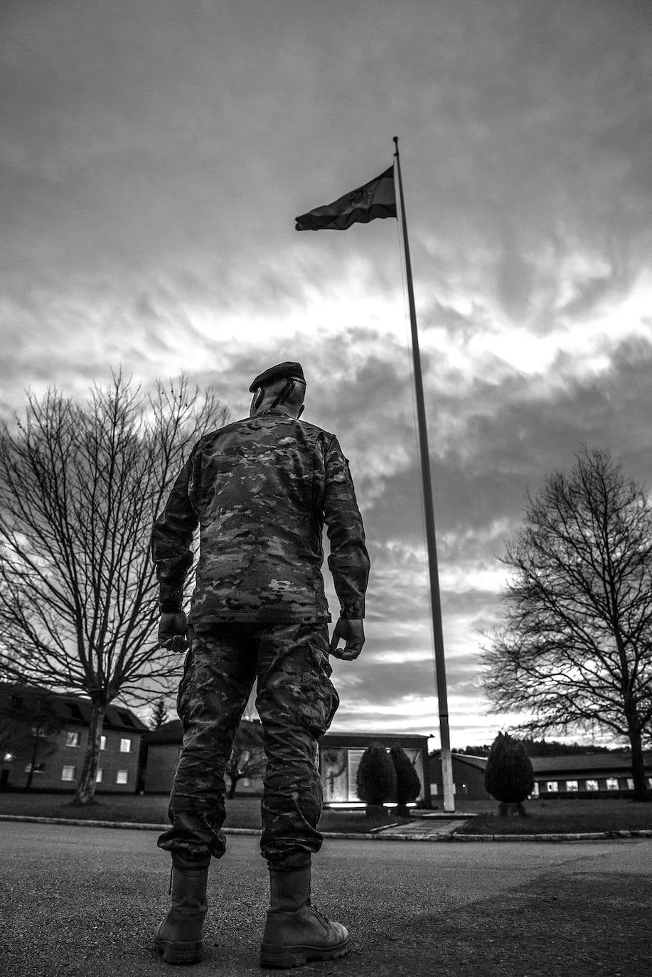 Un militar posa ante la bandera recién izada por un piquete de tres soldados, la ceremonia que marca el inicio de la jornada y que se realiza en presencia de todo el destacamento.