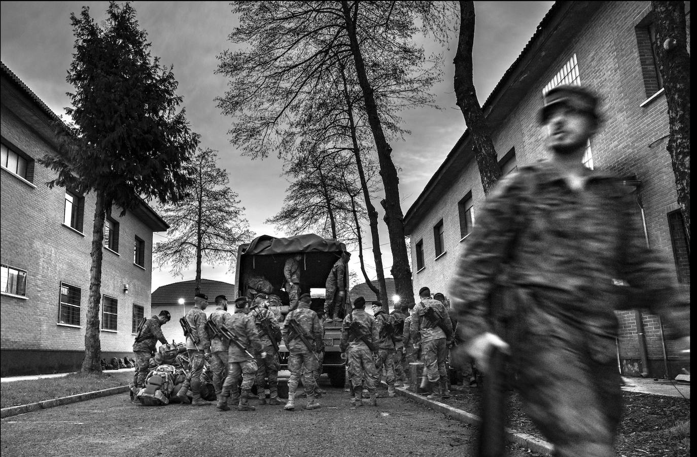 Fusileros del Regimiento Garellano cargan al amanecer un camión con la equipación que necesitarán durante la jornada de instrucción continuada en la base de Araca, 30 horas en el campo de maniobras que se levanta sobre un cerro a las afueras de Vitoria.