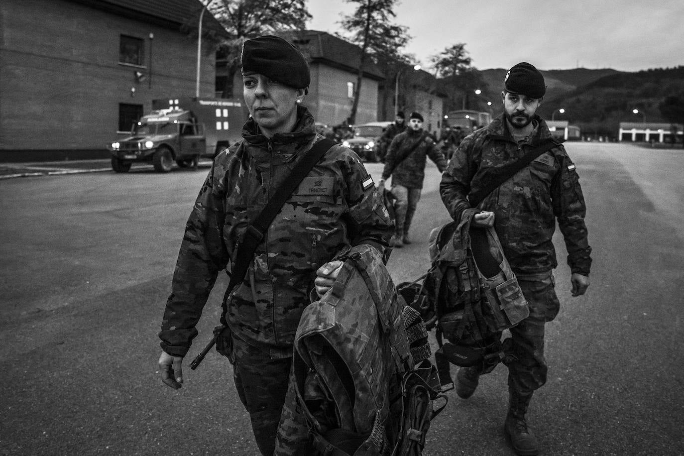 Soldados de una compañía de fusileros se preparan para una jornada de instrucción continuada que se prolongará durante 37 horasy que les llevará a las instalaciones de la base de Araca, en Vitoria.