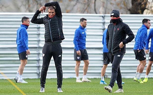 El buen ambiente es una constante en los entrenamientos del Athletic, que quiere abrir hoy el año ante el Celta con una victoria. 