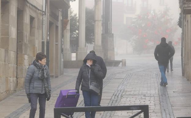 Personas ajenas a la información camina por el centro de Salvatierra.