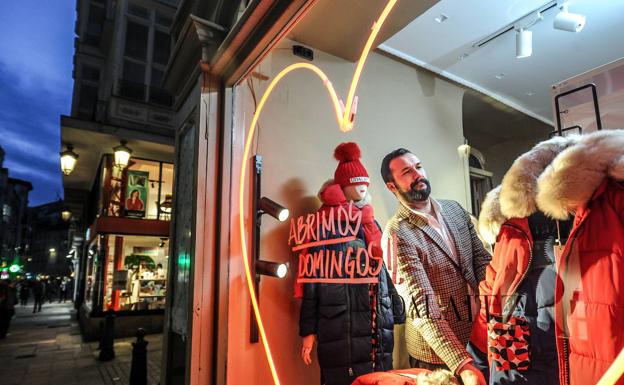 Sergio Hernando abre la tienda de Udalaitz en la plaza de España todos los domingos desde hace casi tres años. 