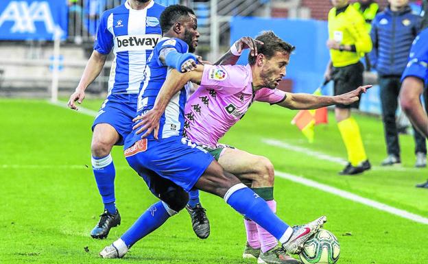 Wakaso presiona a Canales en el partido ante el Betis, el último que disputó con la camiseta alavesista. 