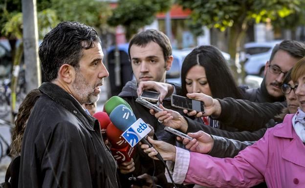 El fiscal jefe Josu Izaguirre antes de acceder al Palacio de Justicia de Vitoria.