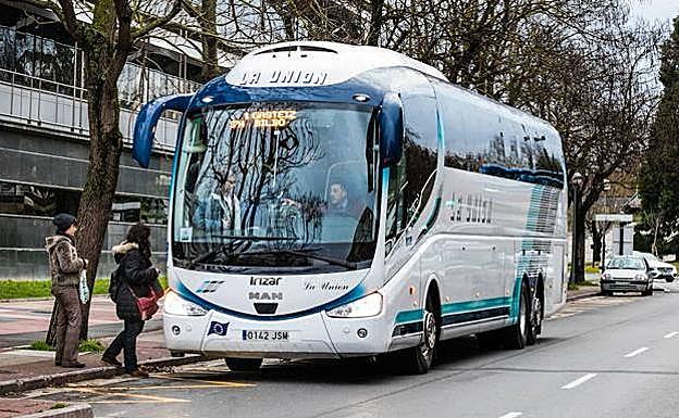 Autobús que realiza el servicio entre Vitoria y Bilbao.