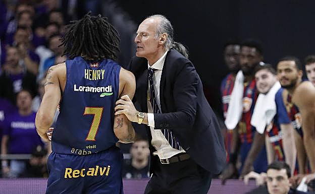 Dusko Ivanovic alecciona a Pierriá Henry durante el partido que disputó el Baskonia en la cancha del Real Madrid el pasado domingo. 