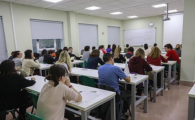 Aspirantes realizan un examen en una OPE de especialista médico en Osakidetza. 