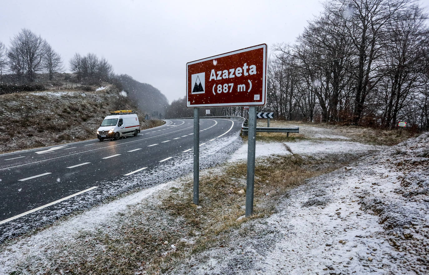 Fotos: Ligeras nevadas en Álava