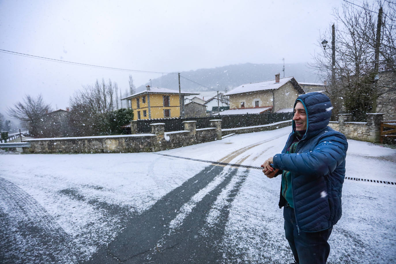 Fotos: Ligeras nevadas en Álava