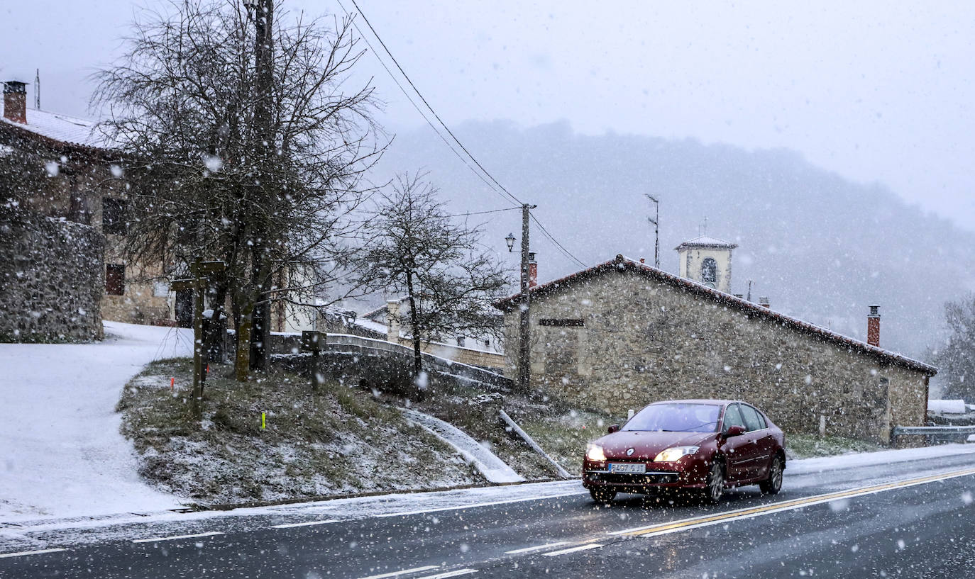 Fotos: Ligeras nevadas en Álava