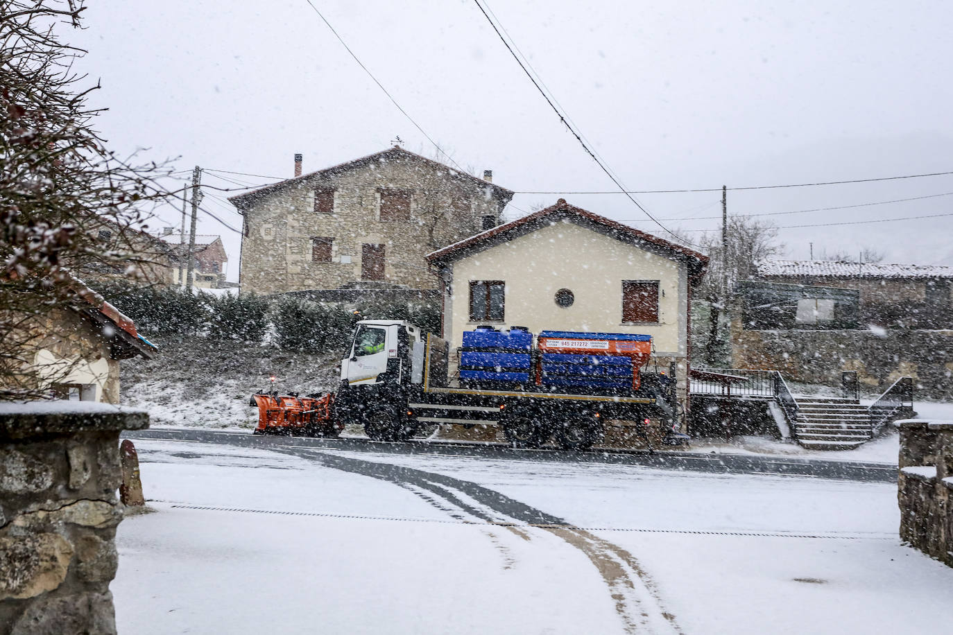 Fotos: Ligeras nevadas en Álava