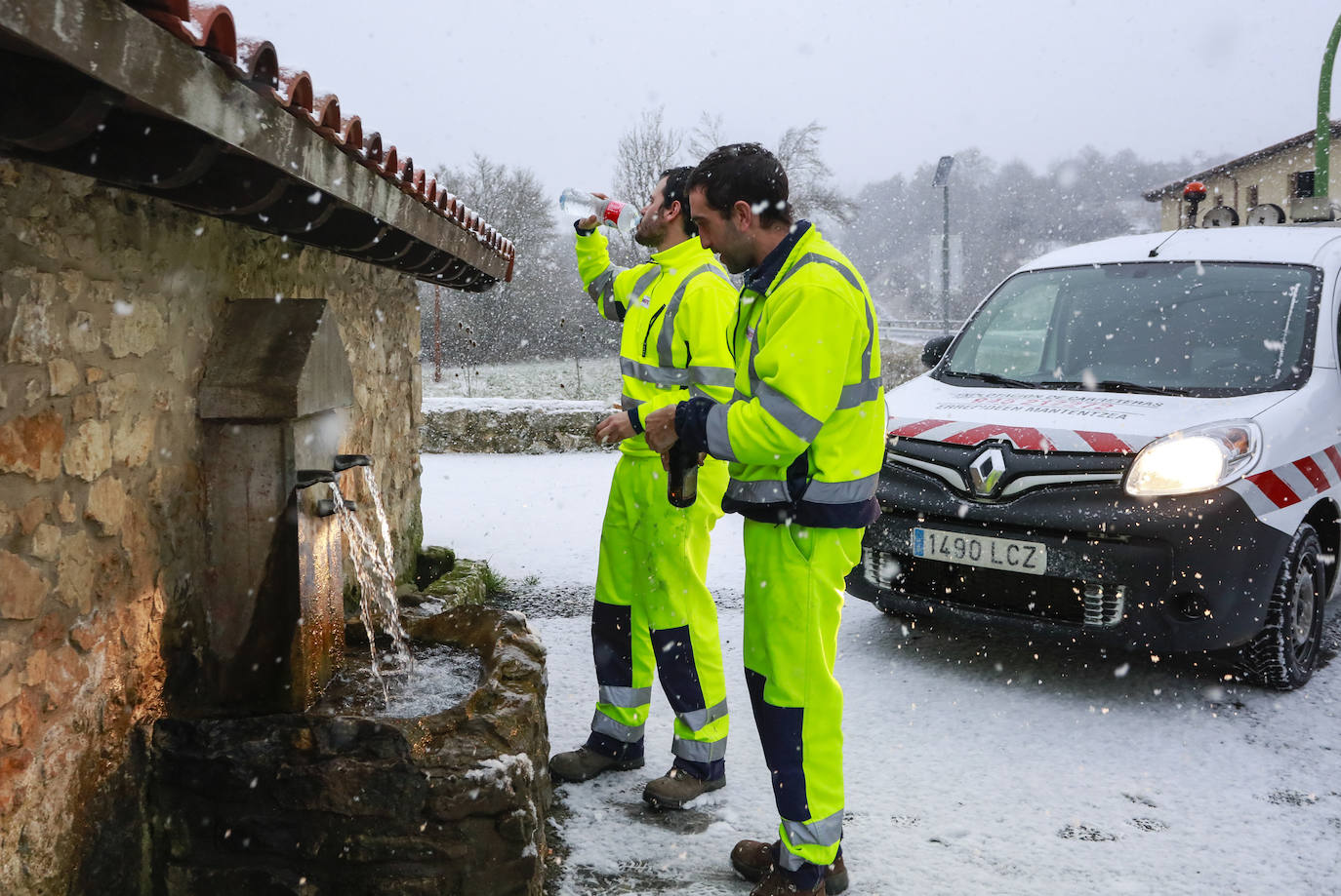 Fotos: Ligeras nevadas en Álava