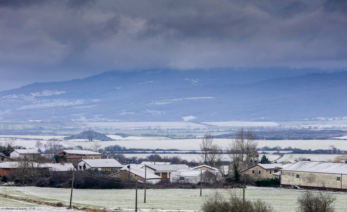 Fotos: Ligeras nevadas en Álava