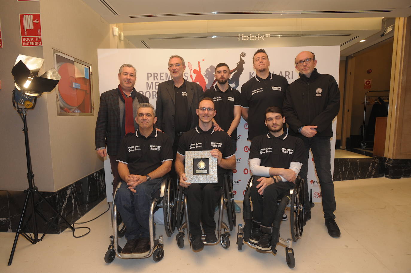 Detrás, Alvaro Uriarte, Txema Alonso, Xabier Iragorri, Luis Jasso y Emilio Pedrini. En primer término, José Manuel Centeno, Tom O‘Neill y Alex Mendiluce.