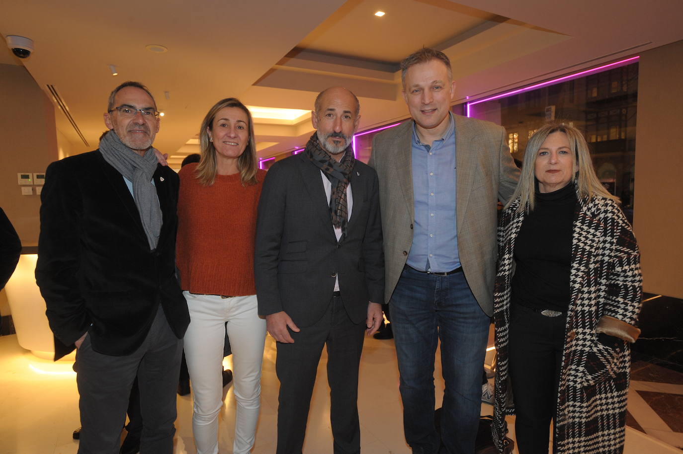 Tomás Ondarra, Isabel Iturbe, vicepresidenta del RETAbet Bilbao Basket, Aitor Elizegi, presidente del Athletic, Pedja Savovic e Itziar Villamandos. 