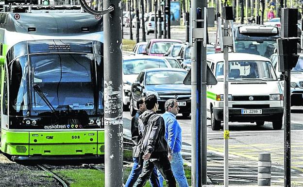 El transporte público en Vitoria crece con el tranvía y el BEI.