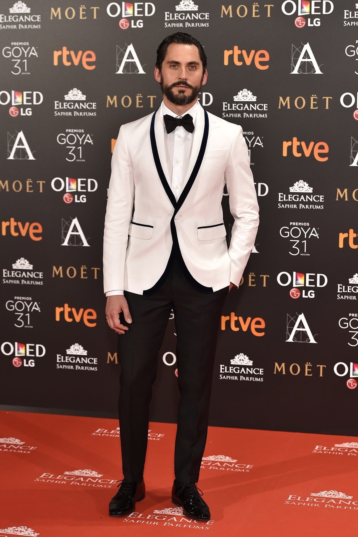 En 2017 Paco León volvió a lograr el sobresaliente con un original esmoquin de Dsquared2 en blanco y negro.