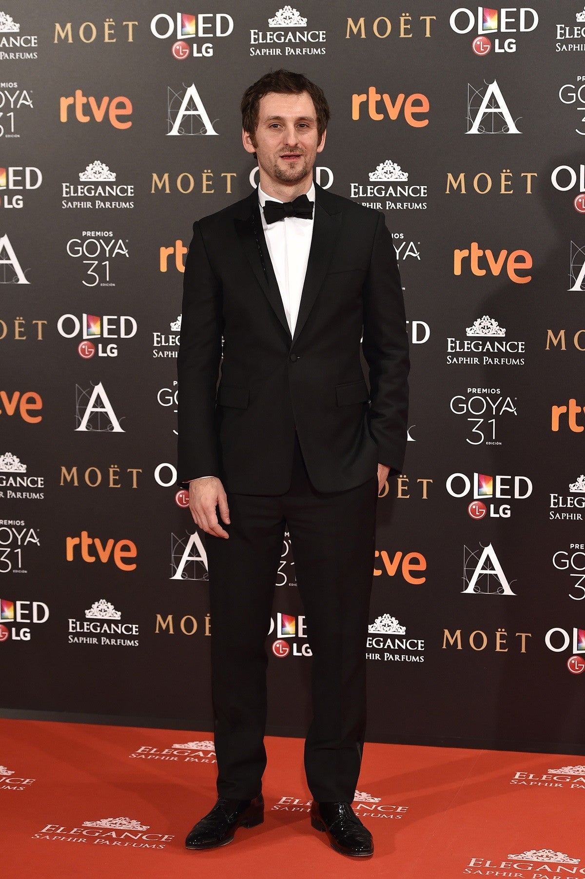 El actor y director Raúl Arévalo apostó en 2017 por un exclusivo esmoquin de la colección Black Carpet de Dior Homme, siendo el primer actor español que lo hace. Sobrio, elegante, clásico, perfecto.