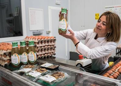 Imagen secundaria 1 - La granjera que vive con 3.000 gallinas sueltas y caballos en peligro de extinción