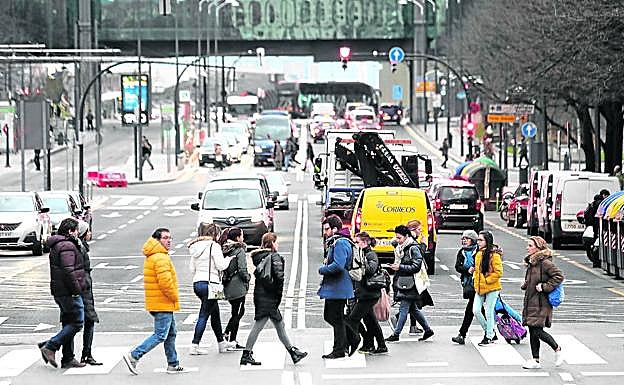 Bilbao, en la imagen en el acceso por San Mamés, es una de las 148 ciudades obligadas a establecer una zona de bajas emisiones en el centro.