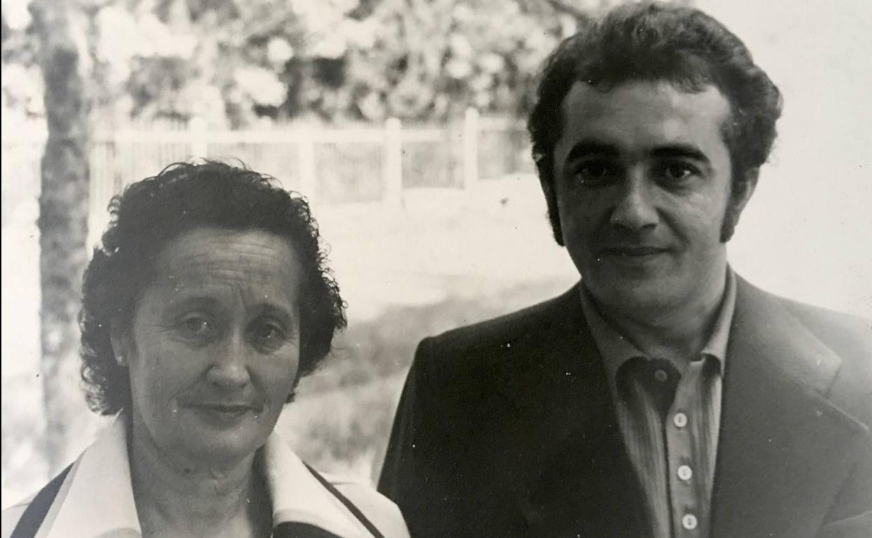 La «niña de la guerra» vasca, Dolores Bilbao (i), junto a su hijo Boris. 