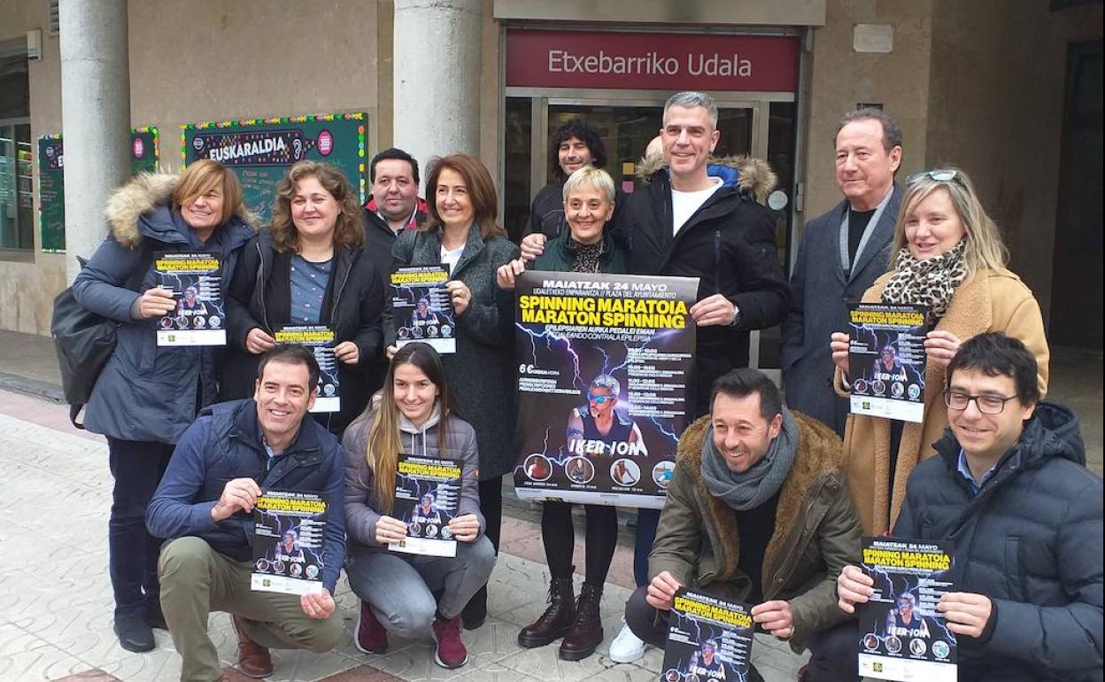 El alcalde, Loren Oliva, con el equipo de la organización de la cita solidaria. 