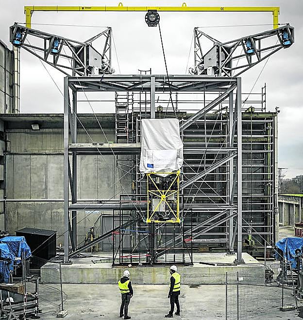 Dos técnicos supervisan el trabajo automático del robot en las instalaciones de Tecnalia.
