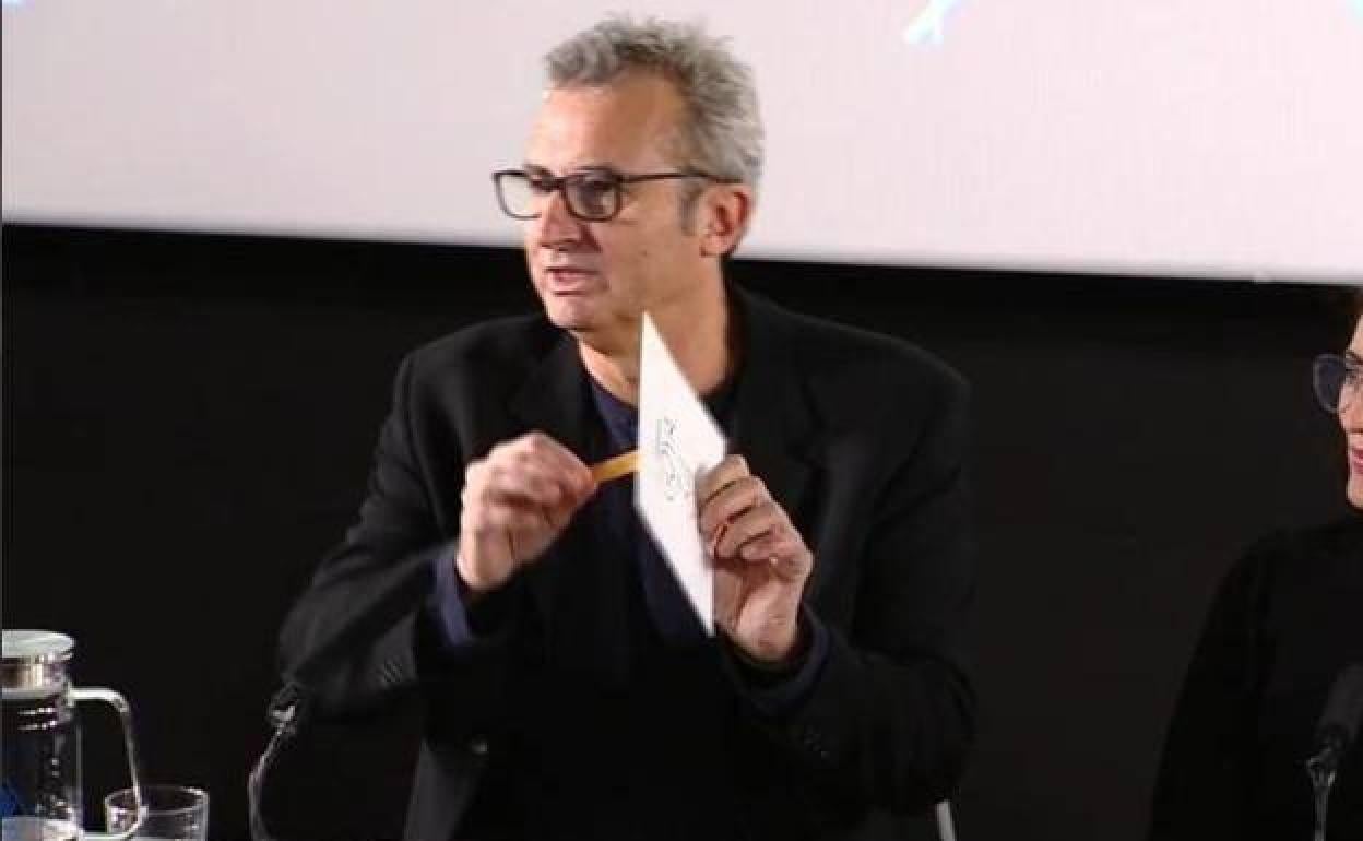 Mariano Barroso, enseña la cinta que permitirá tirar de la solapa del sobre y abrirlo sin las dificultades de otros años.