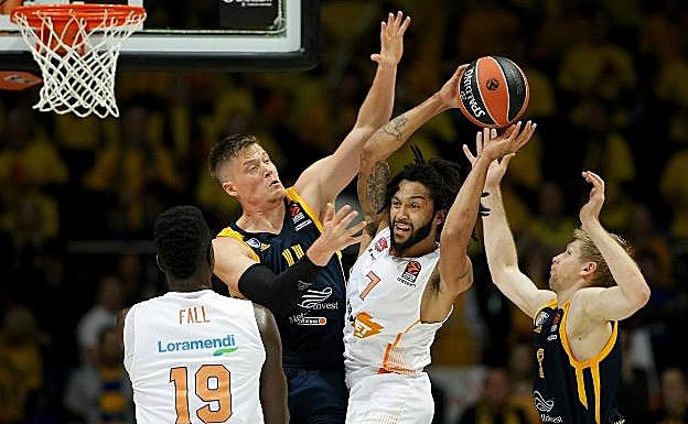 Pierriá Henry busca un pase entre Jerebko y Vyaltsev durante el choque de la primera vuelta entre el Baskonia y el Khimki. 